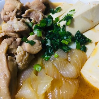 簡単晩御飯！新玉葱と豆腐と鳥もも肉のピリ辛煮込み♫